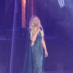 "Sorpresa musical en la luna de Valencia: Yuri canta con emoción en una boda sorpresiva en el corazón del norte"