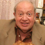 La Luminosa Voz del Humor Fallece: Despidio para Eduardo Manzano, Pionero del Comedia Mexicana