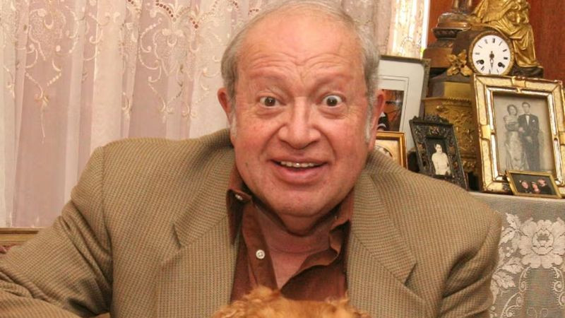 La Luminosa Voz del Humor Fallece: Despidio para Eduardo Manzano, Pionero del Comedia Mexicana