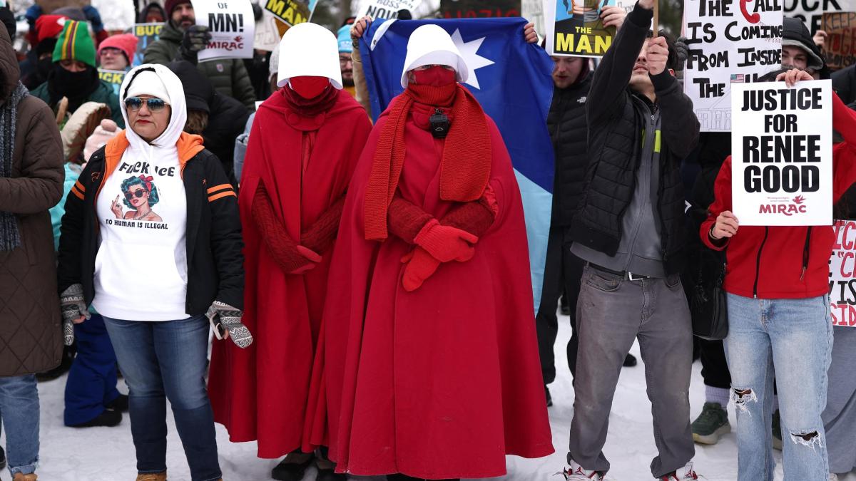 Muere una mujer en un centro de detención fronterizo de EE.UU., provocando indignación y protestas entre comunidades hispanas.