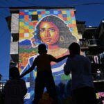 Elaboran una versión de la Gioconda con 100 mil tapas de plástico en El Salvador