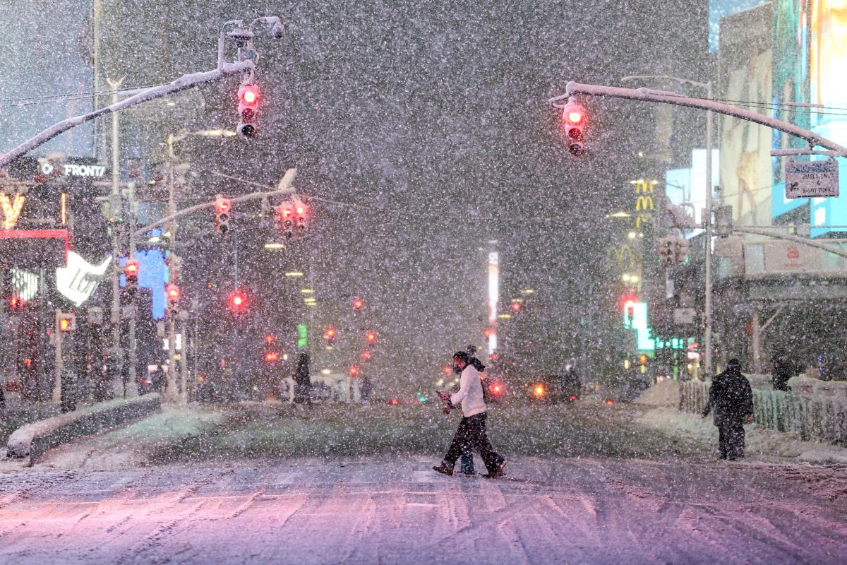 Nueva York decreta toque de queda por tormenta invernal histórica