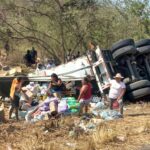 Volcadura de tráiler sobre la carretera Costera 200 desata rapiña en el Istmo de Oaxaca